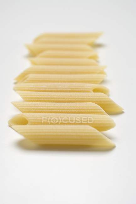 Peu de morceaux de pâtes penne — Photo de stock