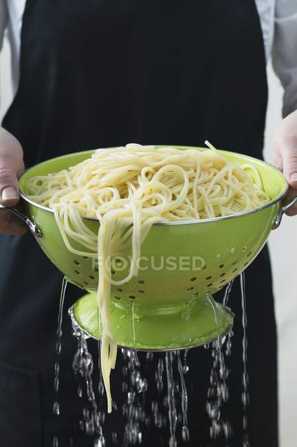 Freshly cooked spaghetti in colander — Stock Photo