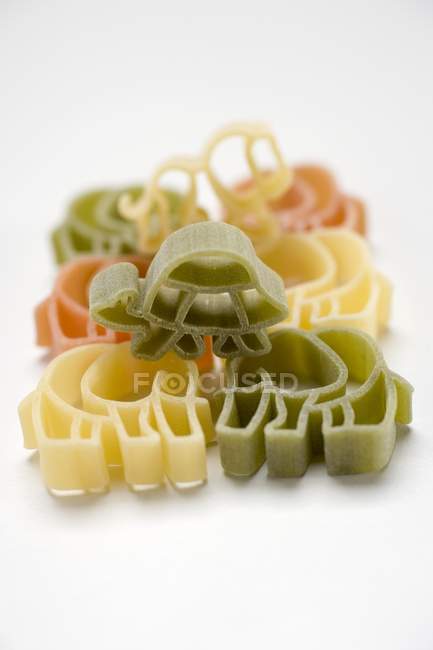 Pastas coloreadas en forma de animal - foto de stock