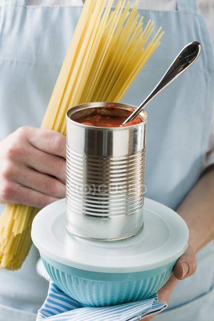 Spaghetti secchi con salsa di pomodoro — Foto stock