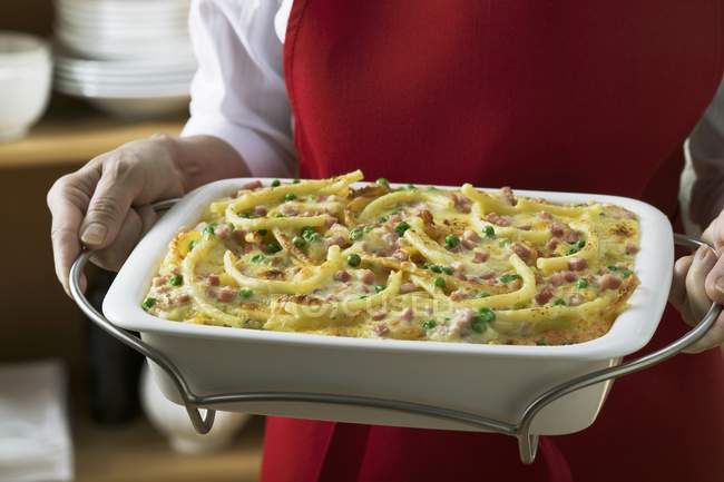 Macaroni gratin with ham and peas — Stock Photo