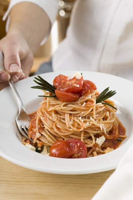 Pâtes spaghetti aux tomates et au fromage — Photo de stock