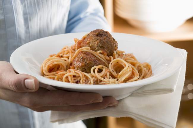 Жінка тримає із фрикадельками спагетті — стокове фото