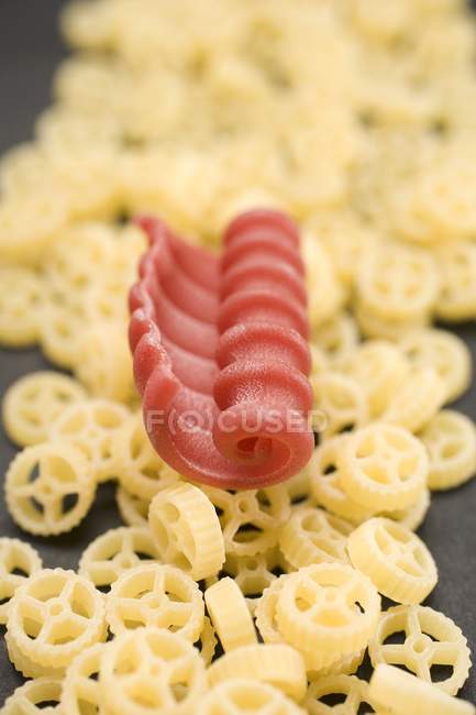 Wagon wheel pasta and red riccioli — Stock Photo