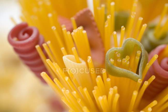 Сушеные спагетти и цветные макароны — стоковое фото
