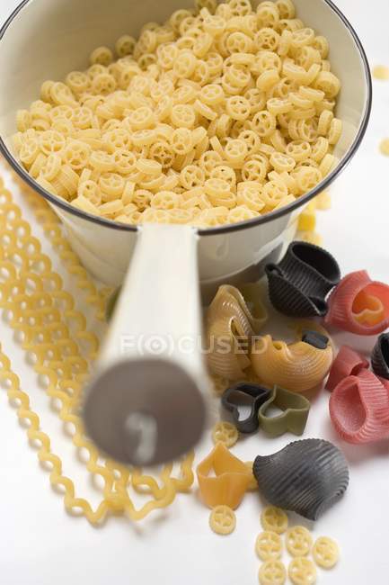 Wagon wheel pasta in strainer — Stock Photo