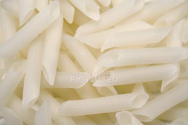 Pasta Penne blanca seca - foto de stock
