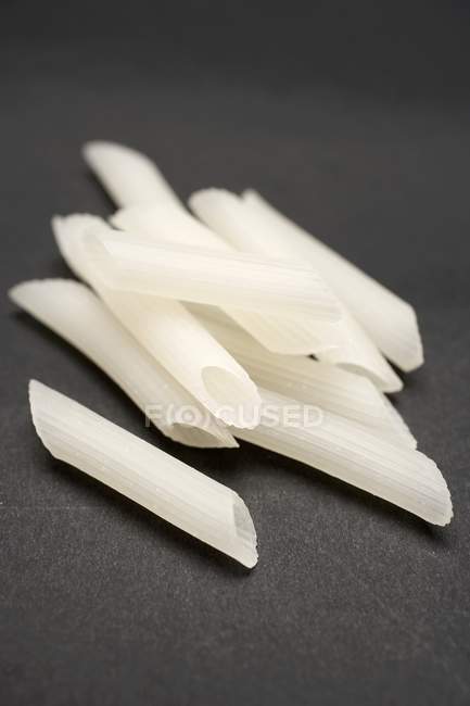 Pasta secca bianca penne pezzi — Foto stock
