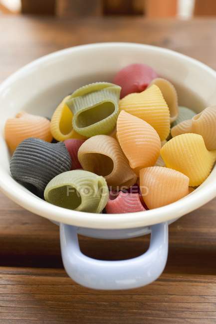 Lumaconi pasta in strainer — Stock Photo
