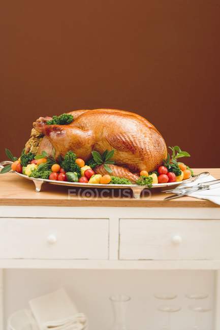 Stuffed roast turkey with vegetables — Stock Photo