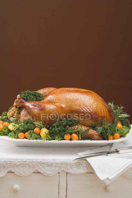 Stuffed roast turkey with kumquats — Stock Photo
