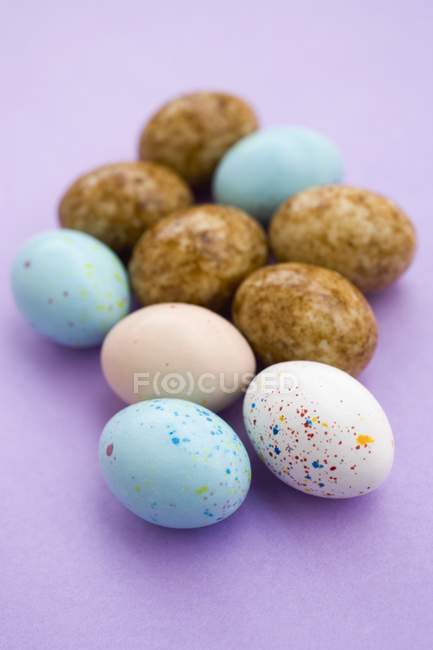 Huevos de chocolate surtidos - foto de stock