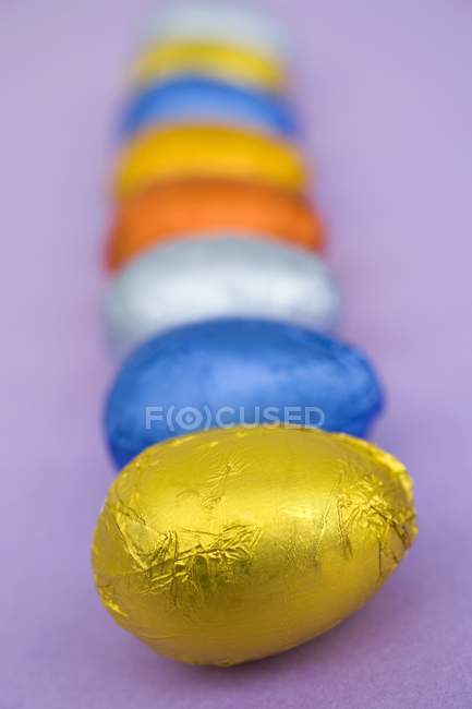 Eier in farbiger Folie — Stockfoto
