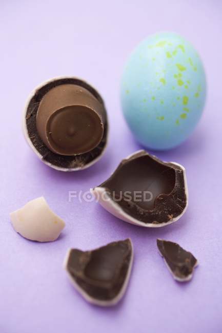 Два шоколадных яйца — стоковое фото