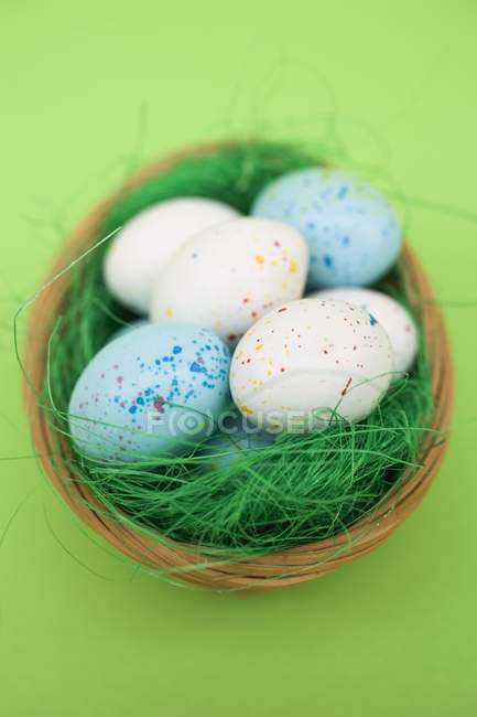Huevos de chocolate en el nido - foto de stock