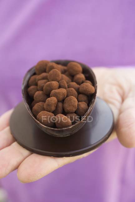 Mano sosteniendo chocolate - foto de stock