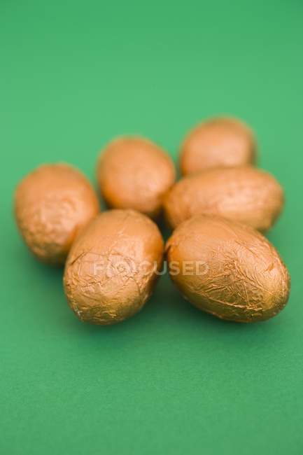 Шоколадные яйца в фольге — стоковое фото