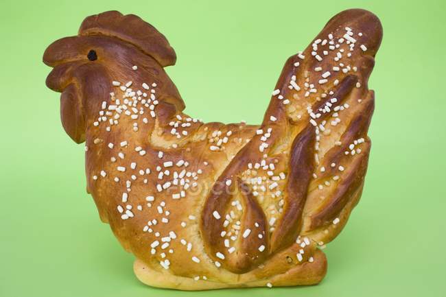 Vista de primer plano del pan en forma de pollo harinoso con azúcar perla - foto de stock