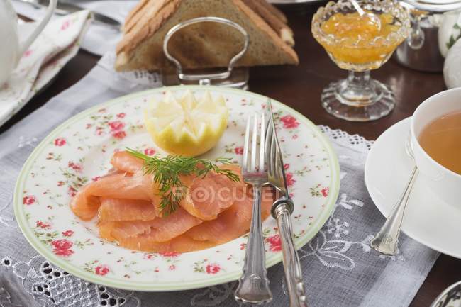 Salmón ahumado, té y tostadas - foto de stock