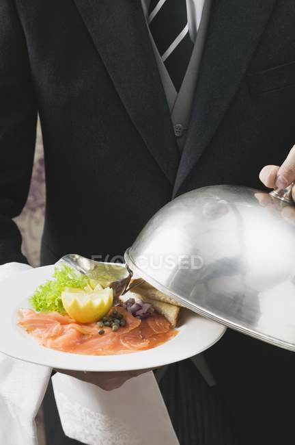 Копченый лосось с тостами на тарелке — стоковое фото