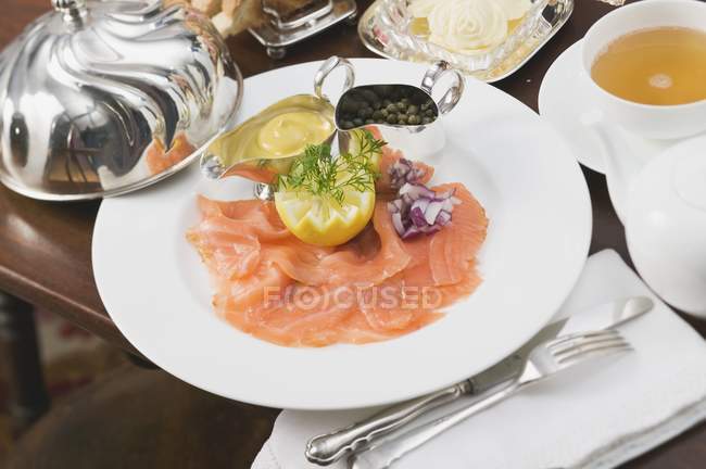 Копченый лосось на тарелке — стоковое фото