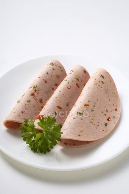 Salsicha Pikantwurst com pimenta vermelha e verde — Fotografia de Stock