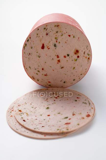 Salchicha Pikantwurst con pimiento rojo y verde - foto de stock