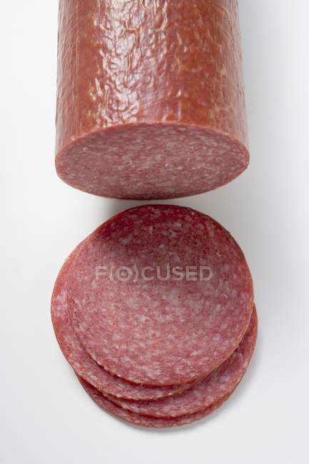 Salami en rodajas en parte - foto de stock