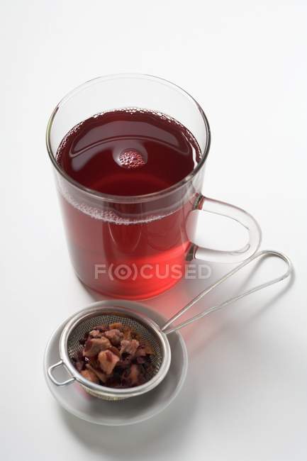 Tè alla frutta in tazza di vetro — Foto stock