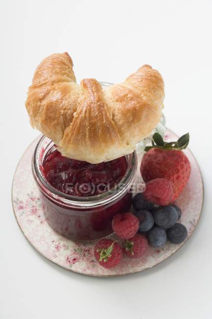 Marmellata di bacche e croissant — Foto stock