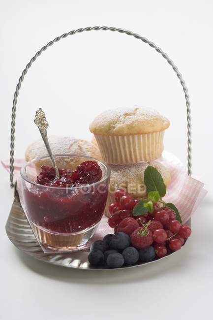 Muffins und frische Beeren auf Tablett — Stockfoto