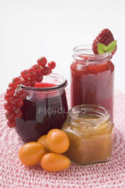 Frascos de mermelada de frutas y bayas - foto de stock