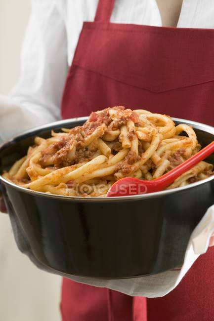 Woman holding pot of macaroni — Stock Photo