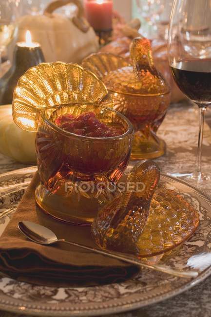 Vue rapprochée des canneberges dans un bol en verre sur la table dressée — Photo de stock