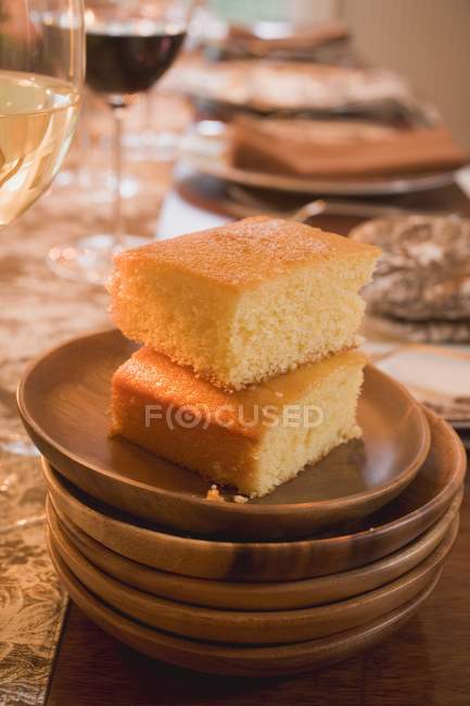 Кукурузный хлеб на тарелках — стоковое фото