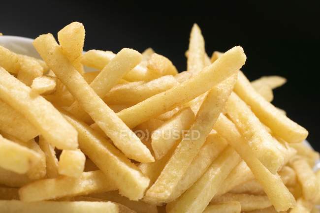 Fried potato chips in paper dish — Stock Photo