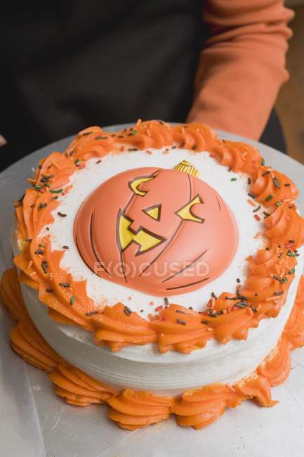 Main tenant gâteau d'Halloween — Photo de stock