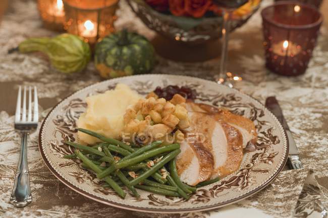Vue surélevée de poitrine de dinde avec accompagnements pour Thanksgiving — Photo de stock