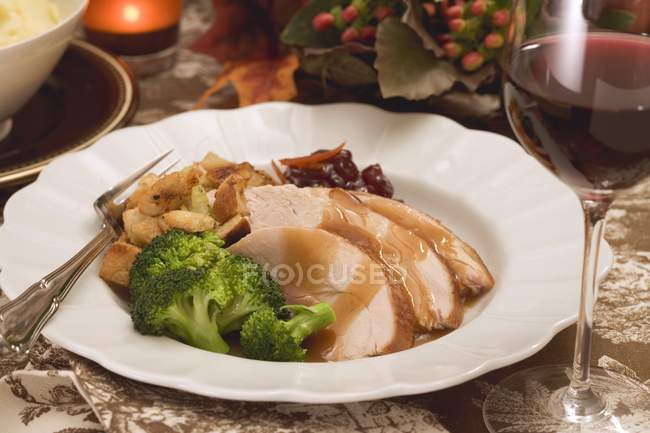Closeup view of turkey breast with broccoli and vegetables — Stock Photo
