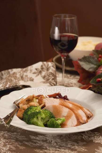 Elevated view of turkey breast with broccoli and wine — Stock Photo
