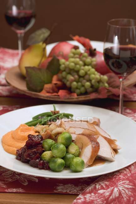 Vue rapprochée de poitrine de dinde avec des accompagnements pour Thanksgiving — Photo de stock