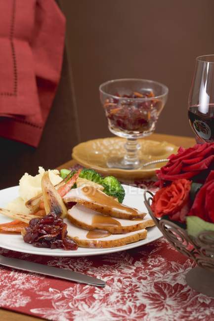 Poitrine de dinde aux légumes, fleurs et boissons pour Thanksgiving — Photo de stock