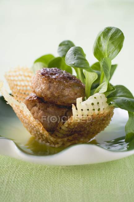 Meat patties with salad — Stock Photo