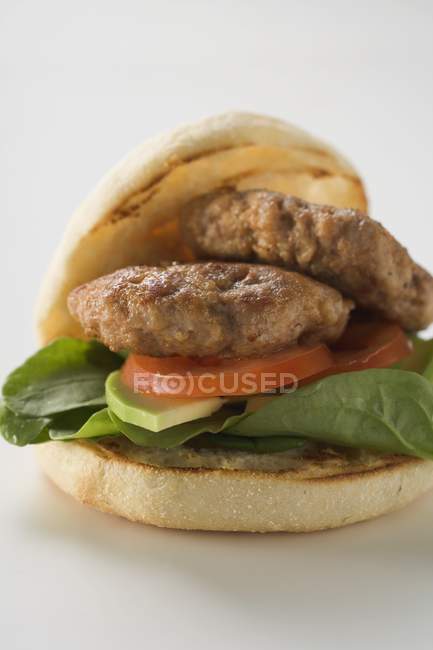 Hamburger con spinaci, avocado e pomodoro su sfondo bianco — Foto stock