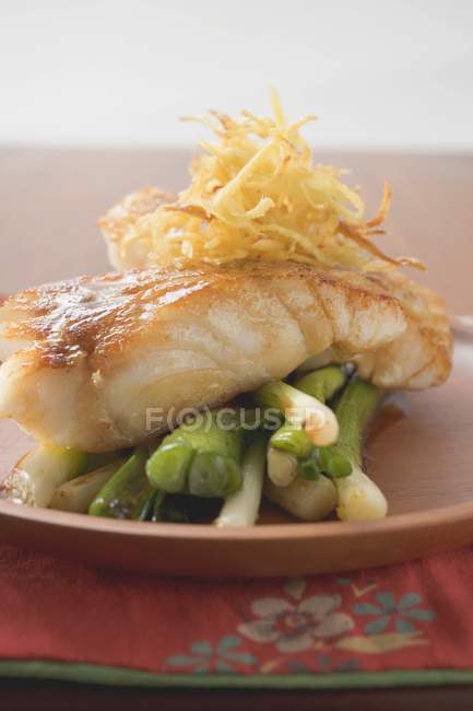 Filetto di pesce con cipollotti — Foto stock