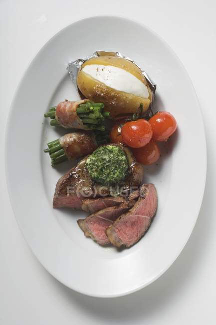 Steak de boeuf et pommes de terre cuites au four — Photo de stock