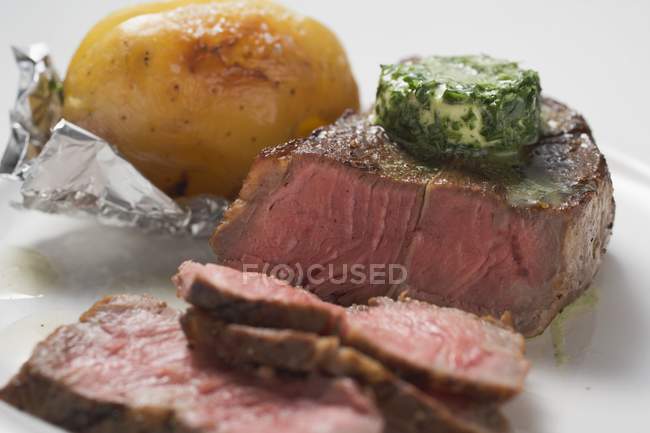 Стейк из говядины и запеченная картошка — стоковое фото