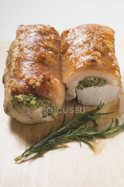 Cerdo asado con crepitante y relleno de hierbas - foto de stock