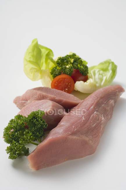 Filete de cerdo en rodajas con perejil - foto de stock