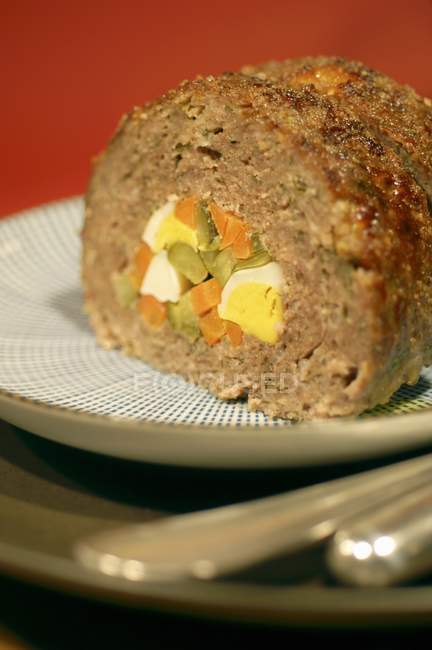 Meatloaf stuffed with egg — Stock Photo